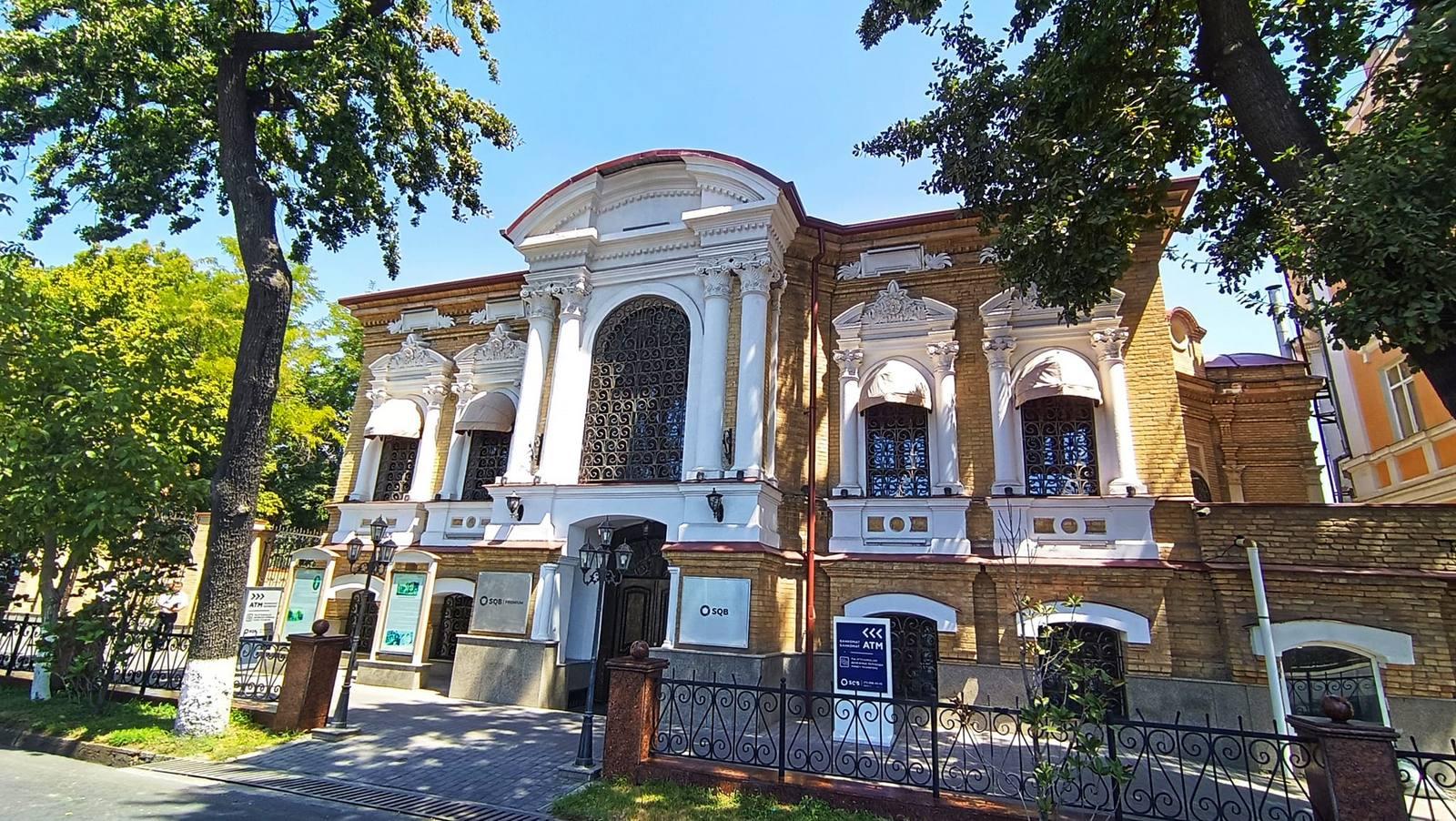 Skver yaqinidagi «Oʻzpromstroybank»