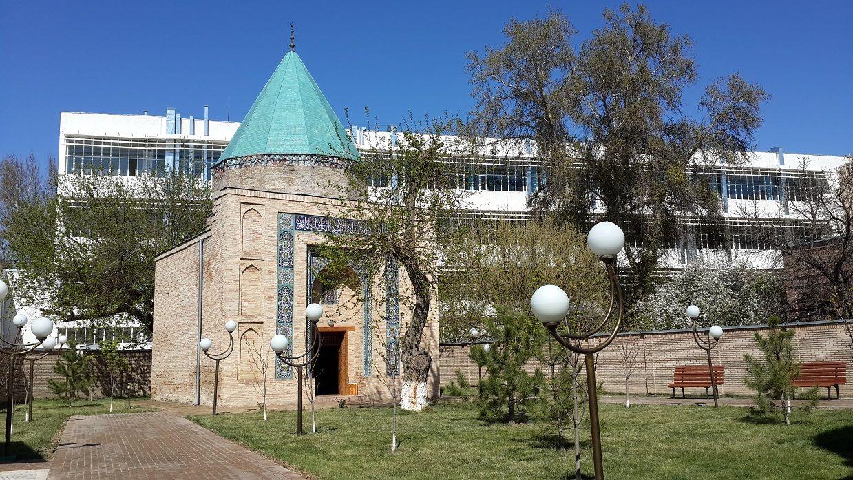 Qaldirg‘ochbiy maqbarasi